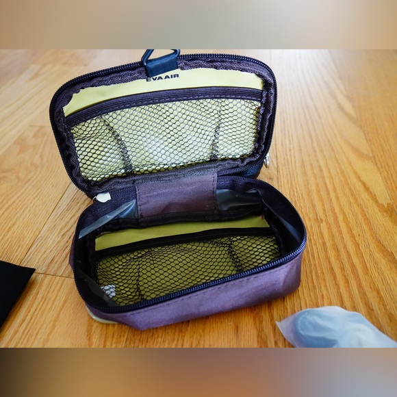 Ferragamo and Thann overnight kits from Eva Air - Picture 6 of 6